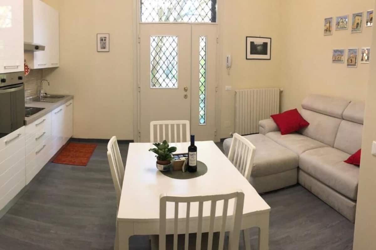Appartamento, 1 camera da letto, terrazzo | Area soggiorno | Smart TV 32 pollici con canali digitali