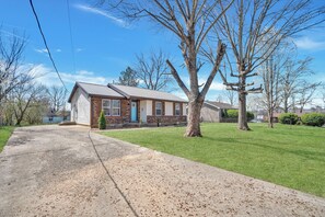 Exterior - Serenity Cottage 300mbps WiFi - Dog Friendly (Clarksville)