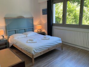 6 bedrooms, iron/ironing board, WiFi, bed sheets