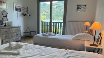 6 bedrooms, iron/ironing board, WiFi, bed sheets