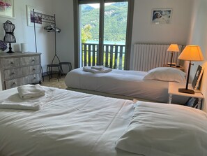 6 slaapkamers, een strijkplank/strijkijzer, wifi, beddengoed