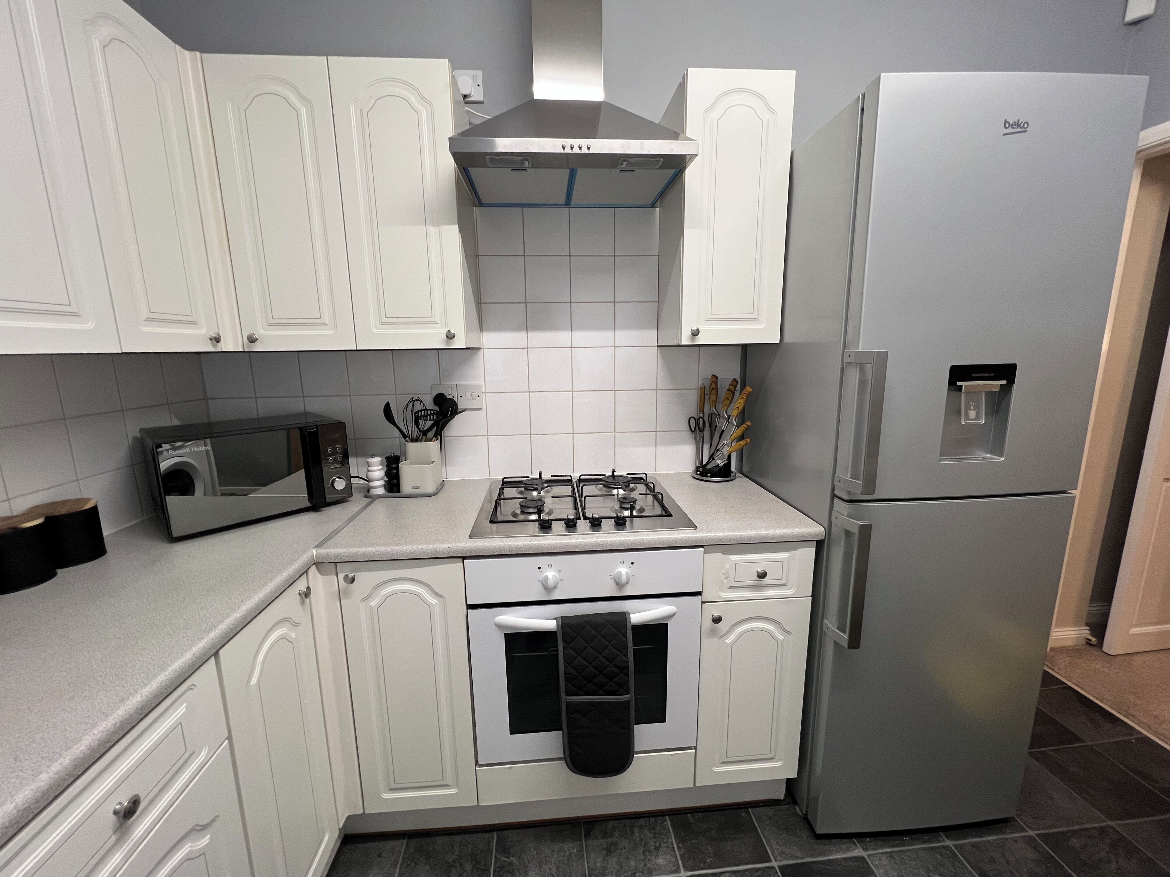 Fridge, microwave, oven, coffee/tea maker