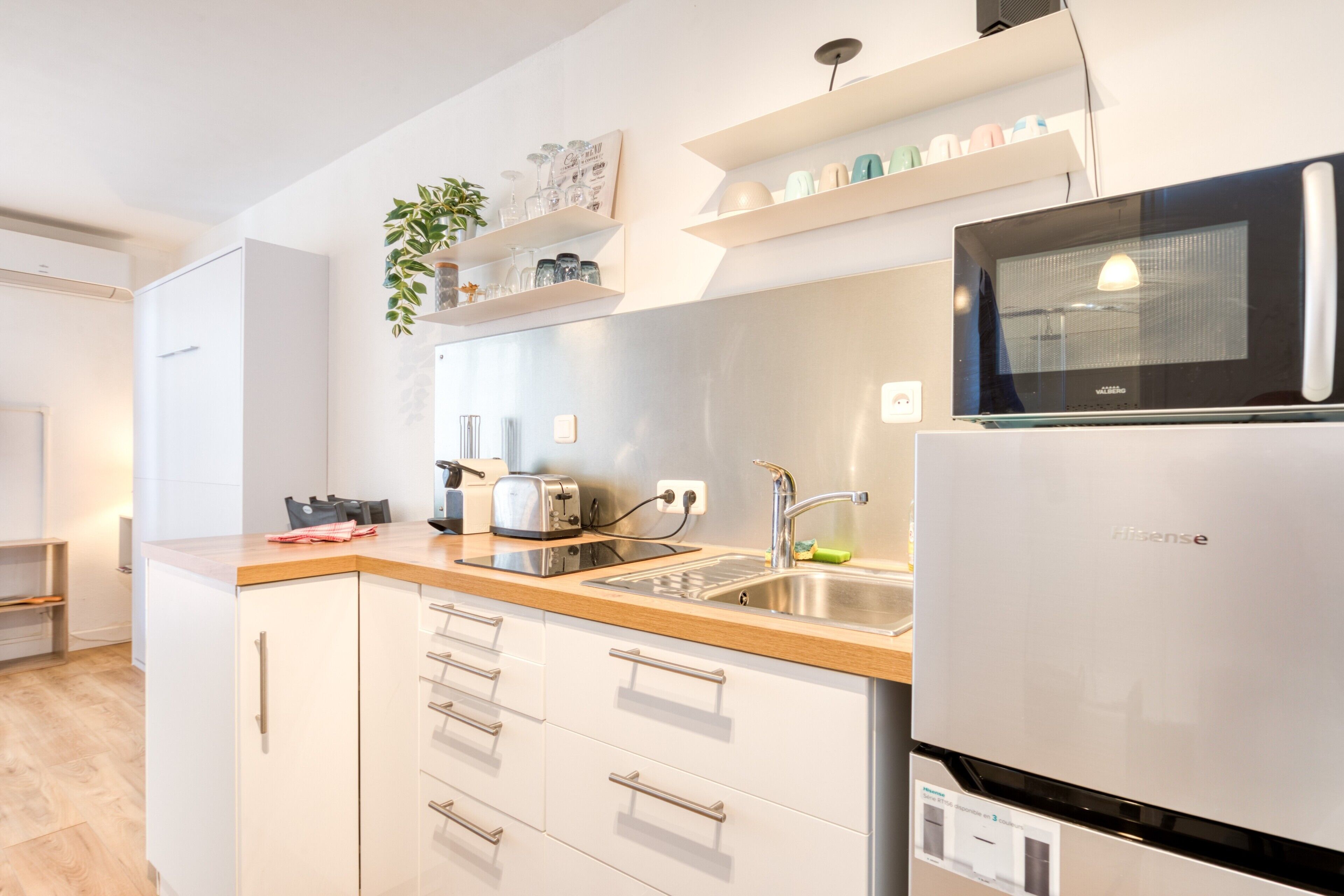 Réfrigérateur, micro-ondes, four, plaque de cuisson