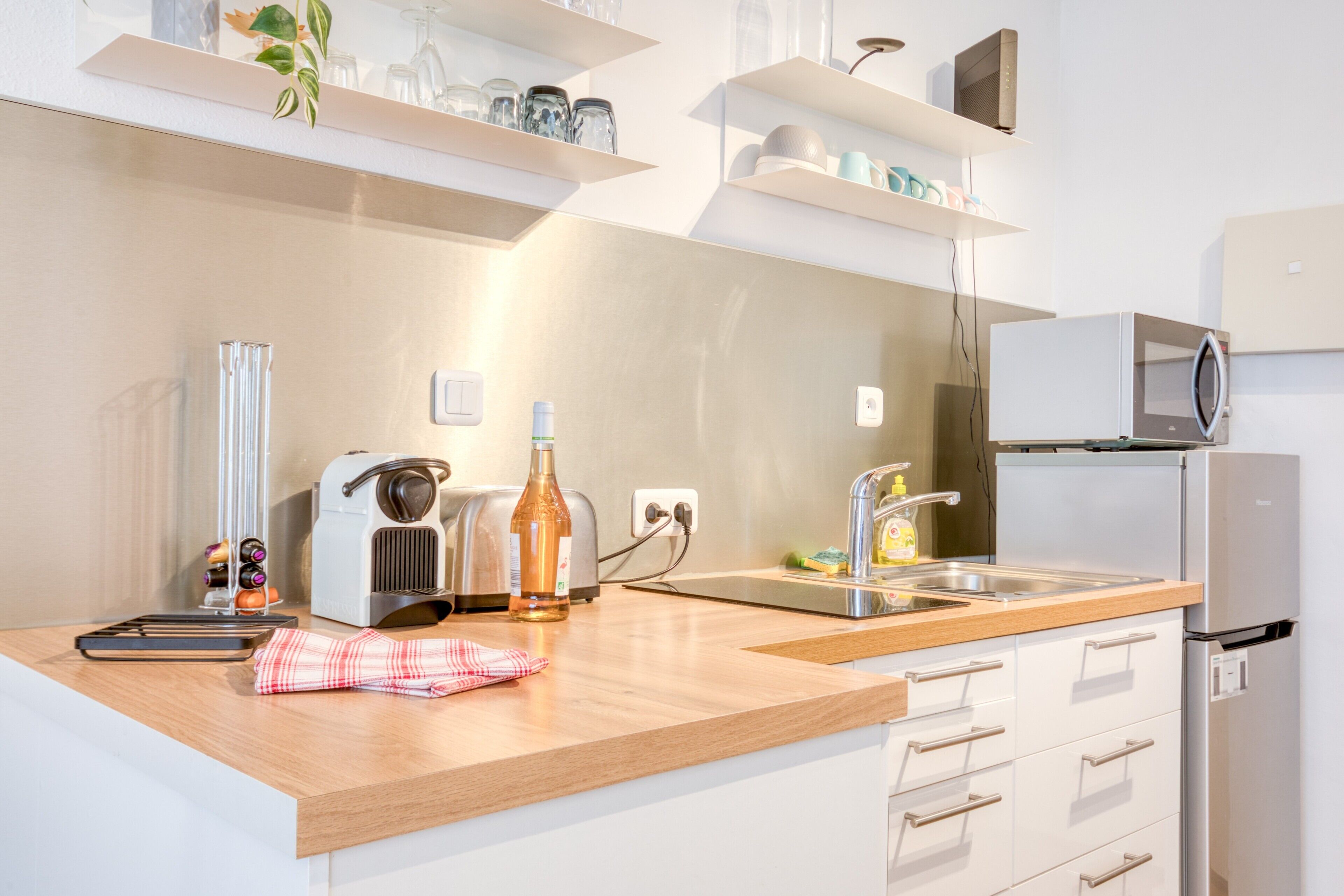 Kühlschrank, Mikrowelle, Ofen, Herdplatte