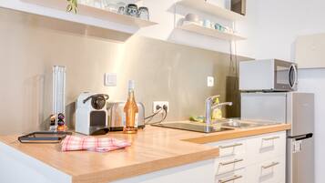 Kühlschrank, Mikrowelle, Ofen, Herdplatte