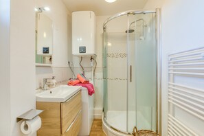 Regadera, secadora de cabello, toallas 