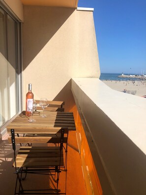 Outdoor dining - Studio direct access to the beach with sea view, Wi-Fi and air conditioning (Palavas-les-Flots)