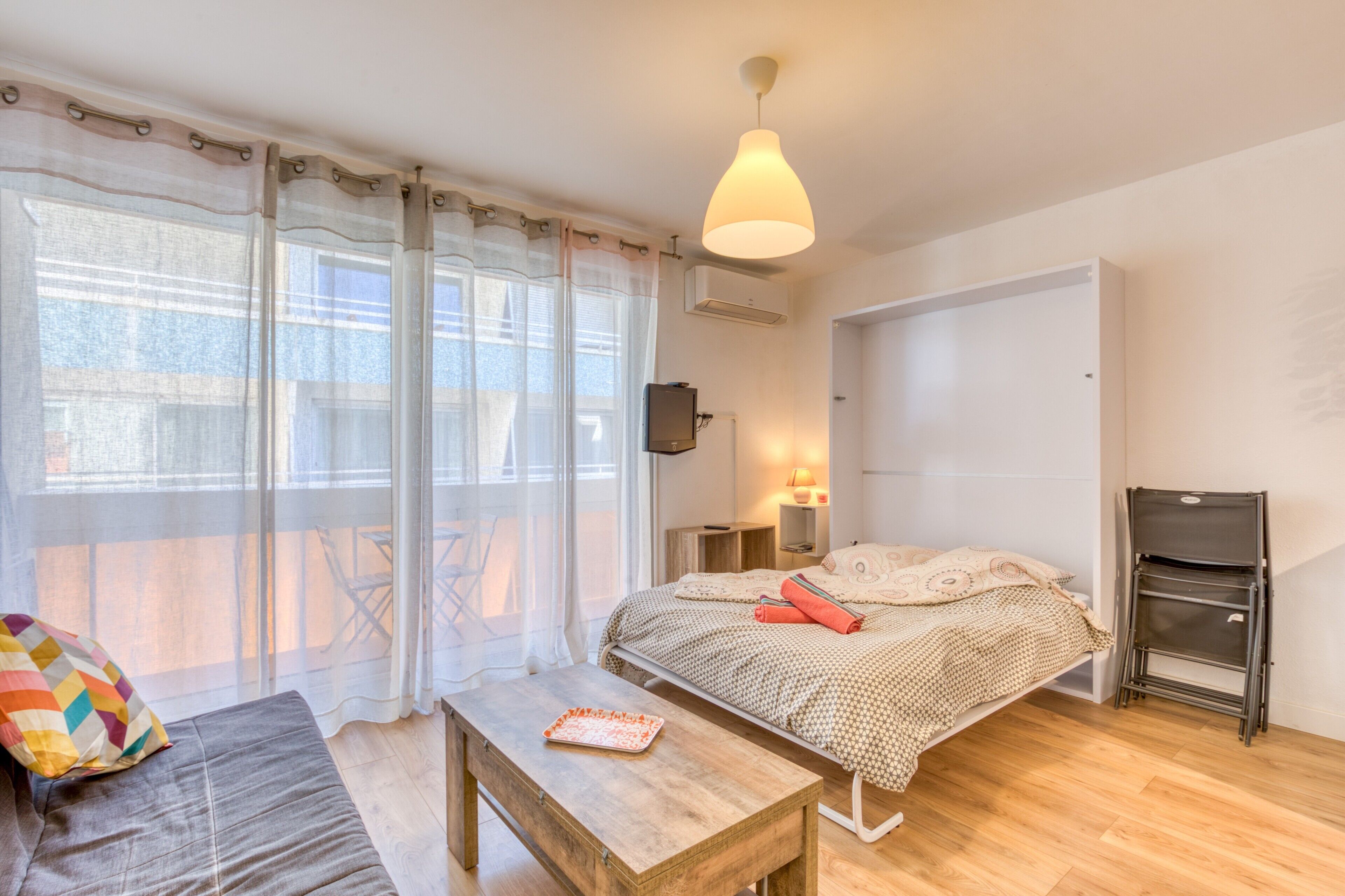 Iron/ironing board, free WiFi, bed sheets