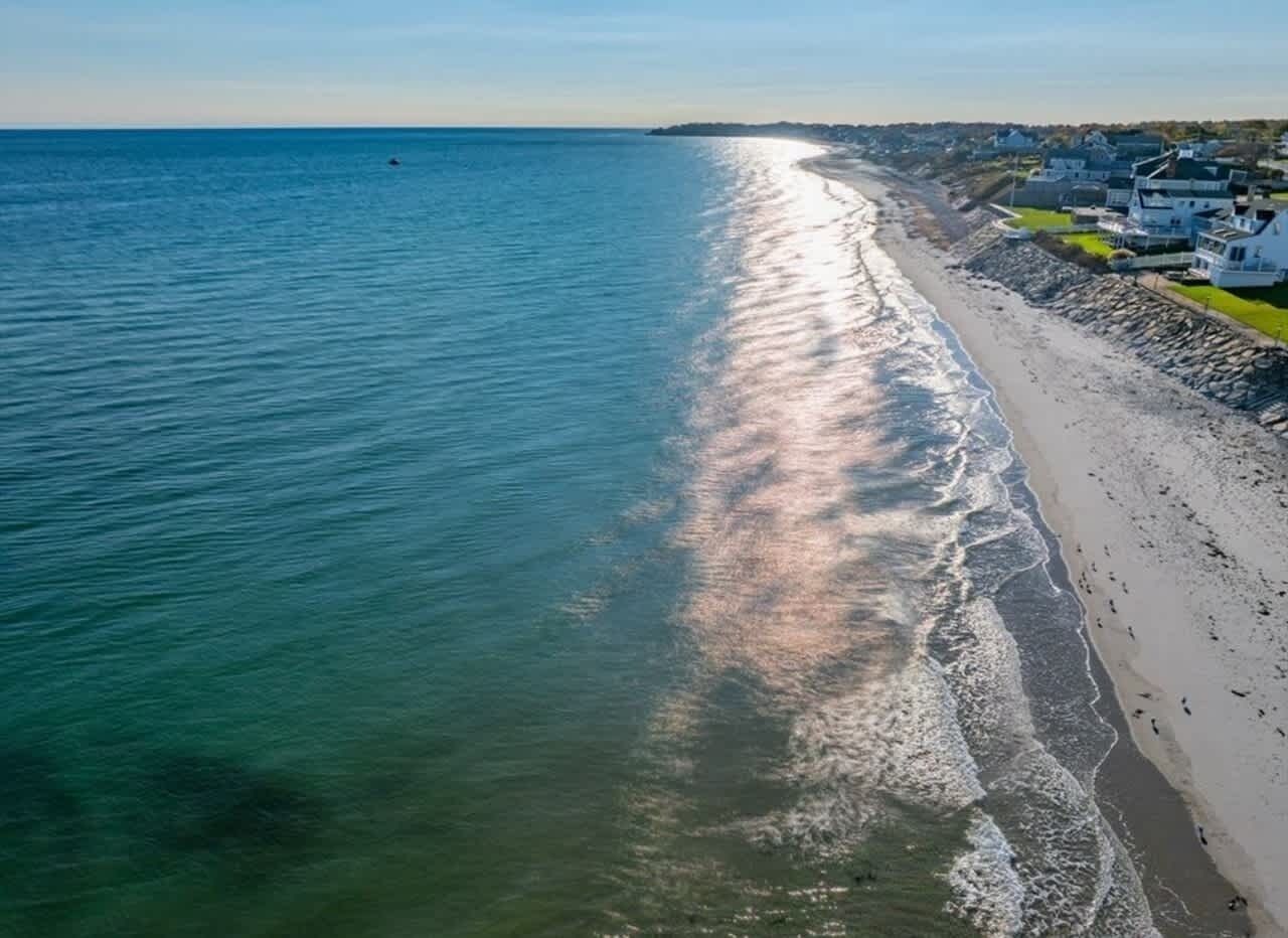Playa en los alrededores y camastros 