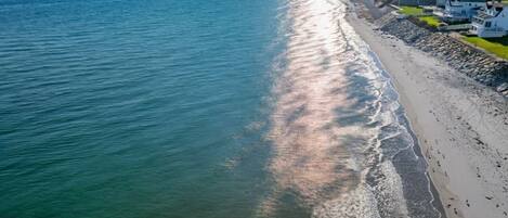 Playa en los alrededores y camastros