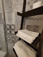 Habitación cuádruple de lujo, vistas al jardín | Baño