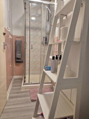 Apartment | Bathroom | Combined shower/tub, deep soaking tub, free toiletries, hair dryer - Cosy Self Serviced Apartment - City Center (Wolverhampton)