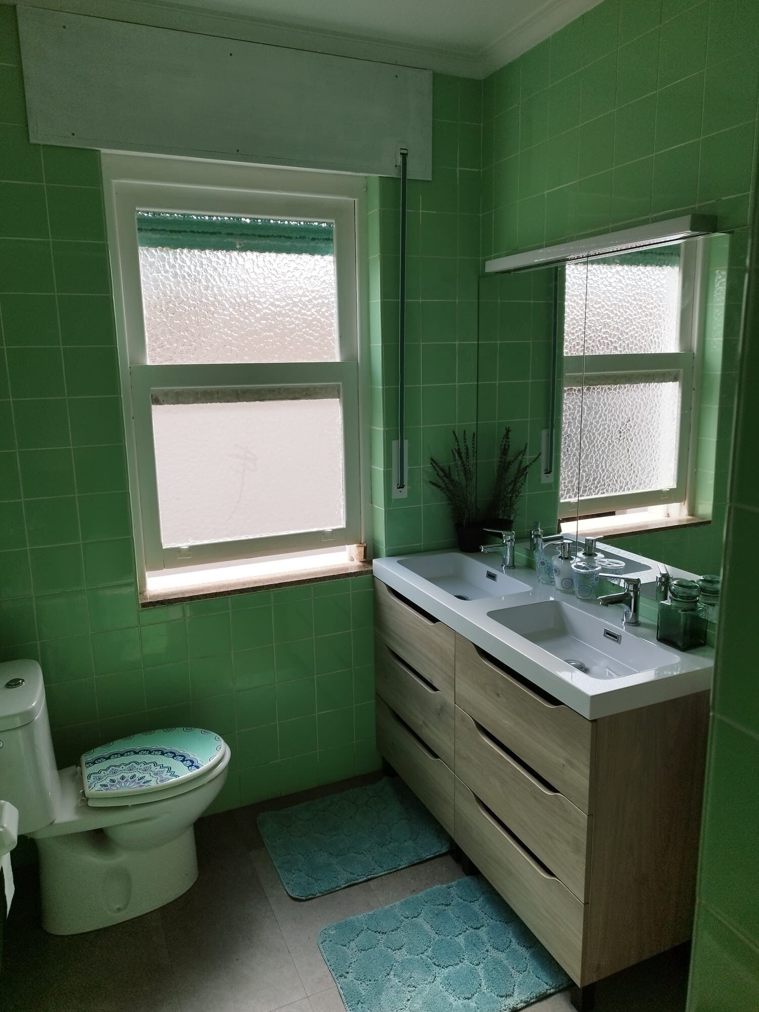 Secador de pelo, toallas, jabón y papel higiénico