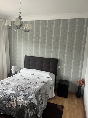 3 quartos, ferros/tábuas de passar roupa, Wi-Fi, roupa de cama