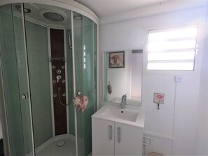 Douche, séchoir à cheveux, serviettes fournies, savon