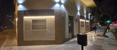 Vista frontal de la propiedad