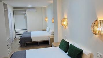 Suite familiar, vistas a la ciudad | 1 dormitorio, edredones de plumas, minibar y cortinas opacas