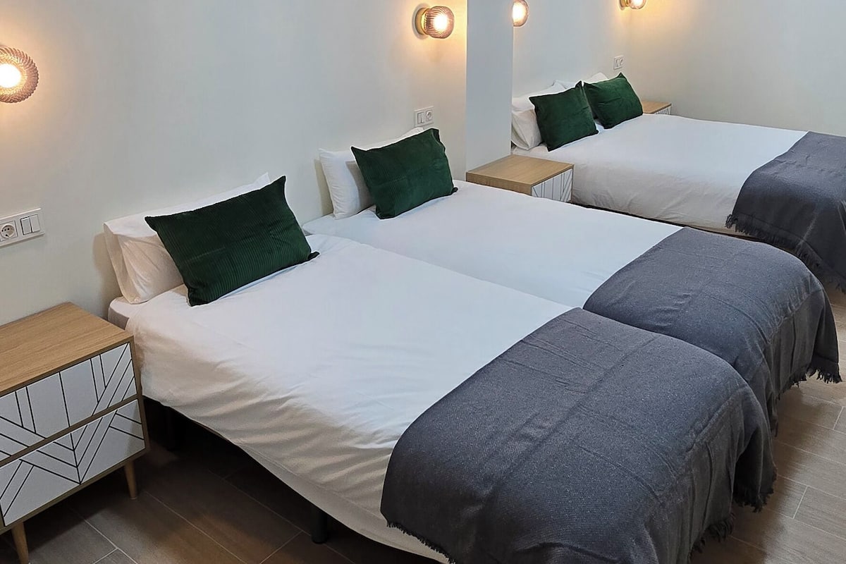 Vierpersoonskamer, balkon, uitzicht op stad | 1 slaapkamer, donzen dekbedden, een minibar, verduisterende gordijnen