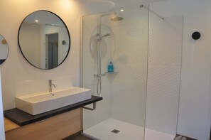 Doccia, asciugacapelli, asciugamani, sapone