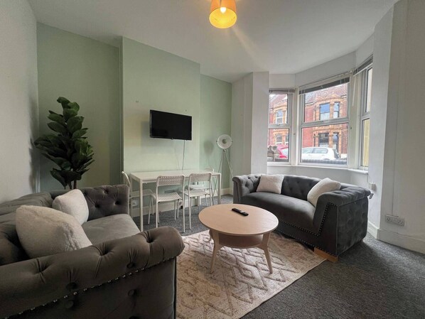 House | Living area - Lena St - 3 Bedroom House - Sleeps 6 - Wifi (Bristol)