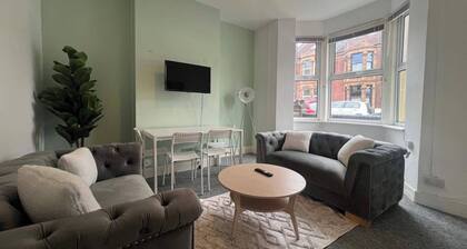 Lena St - 3 Bedroom House - Sleeps 6 - Wifi