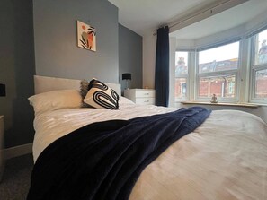 House - Lena St - 3 Bedroom House - Sleeps 6 - Wifi (Bristol)