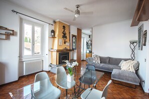Apartment, 2 Bedrooms, Smoking, Terrace | Living room | Books