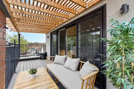 Terrace/patio. Sleeps 10, 3bed/3bath + outdoor space + subway
