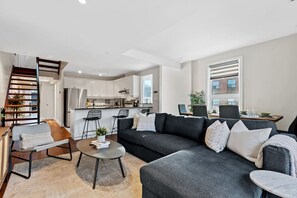 TV - Sleeps 10, 3bed/3bath + outdoor space + subway (Toronto)