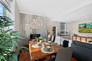 Dining - Sleeps 10, 3bed/3bath + outdoor space + subway (Toronto)