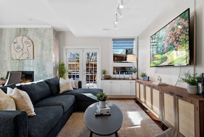 TV - Sleeps 10, 3bed/3bath + outdoor space + subway (Toronto)