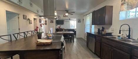 Jääkaappi, mikroaaltouuni, uuni, liesi