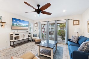 Signature-Apartment, 2 Schlafzimmer, Balkon, Poolblick | Wohnzimmer | 65-Zoll-Smart-TV mit Kabelempfang