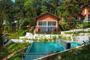 Una piscina techada, una piscina al aire libre