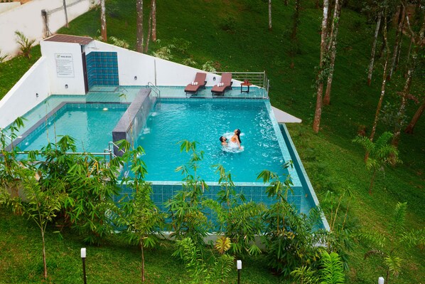 Piscina coperta, piscina all'aperto