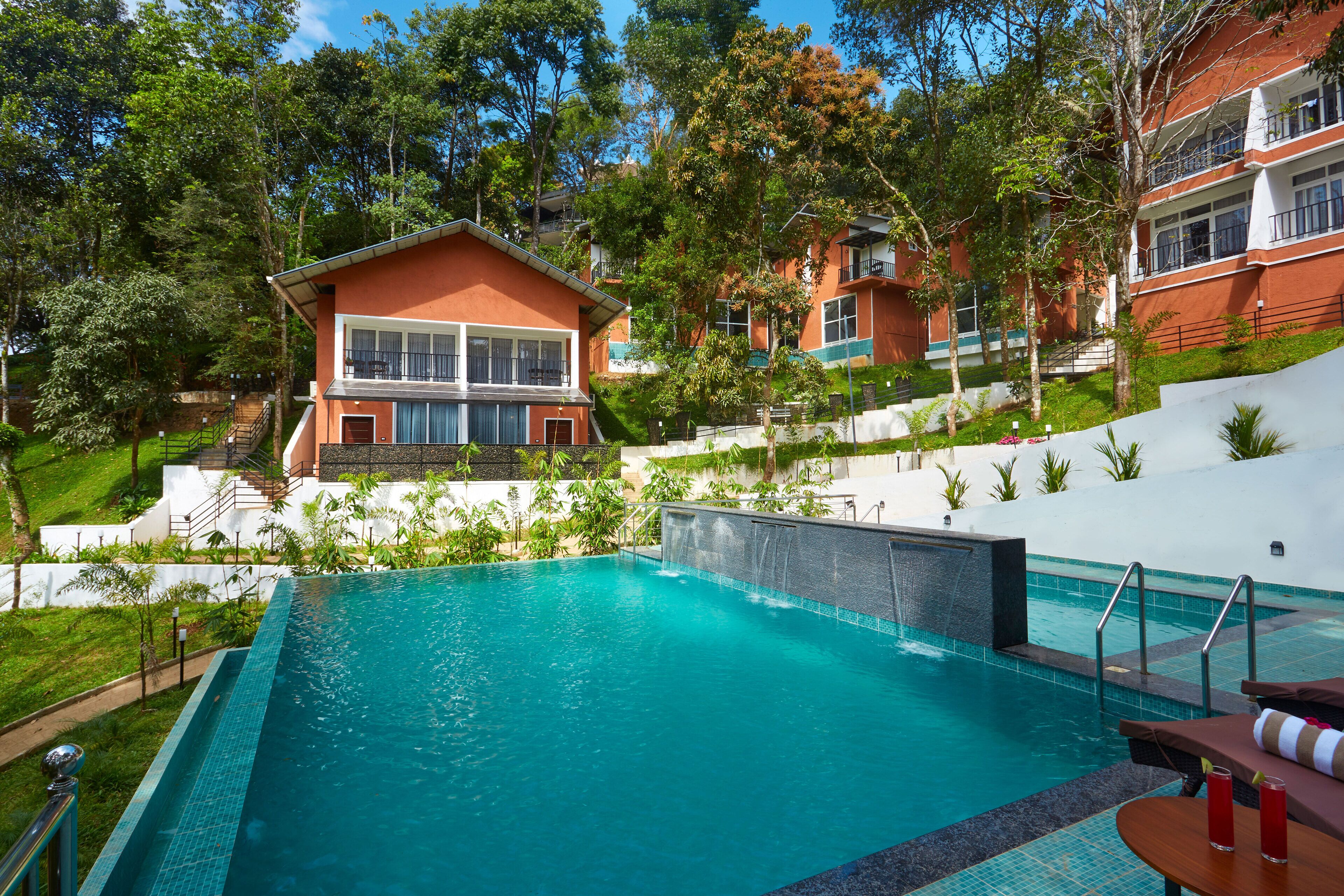 من حمّامات السباحة المغطاة، حمّام سباحة خارجي