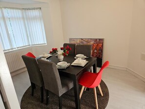 Talo, 3 makuuhuonetta, näköala puutarhaan | Ruokasali