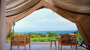 Quarto luxo, varanda | Vista para o resort