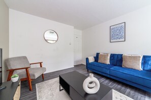 Lejlighed | Opholdsområde | 37-tommers tv med kabelkanaler, Netflix, streamingtjenester