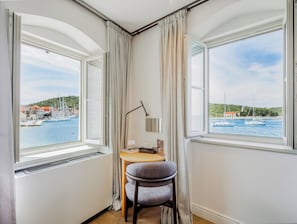 Habitación Premium | Escritorio, espacio para trabajar con laptop y wifi gratis 