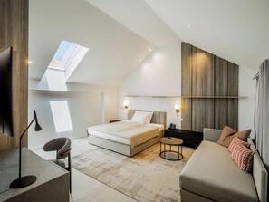 Comfort Room | Desk, laptop workspace, free WiFi, bed sheets - MARSHAL CLUB HOTEL (Vis)