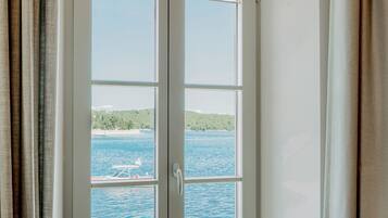 Una ventana con vista a un cuerpo de agua y un barco.