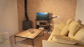 Una televisión, una chimenea