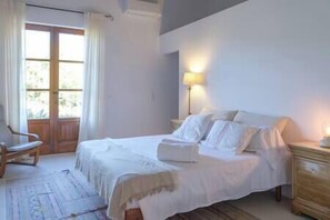 4 bedrooms, iron/ironing board, travel cot, WiFi