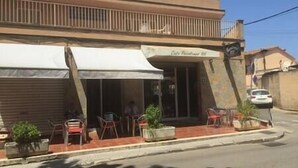 A cafe with outdoor seating and a covered entrance. - LITTLE HOUSE & GARDEN IN PALMA NEXT TO UNIVERSITY (Palma)