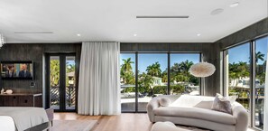 6 Schlafzimmer, Schreibtisch, Bügeleisen/Bügelbrett, Reisekinderbett