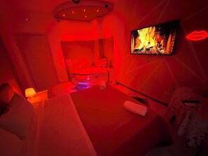 4 bedrooms, WiFi - Great choice for relaxing, with hot tubs and more... (Acerra)