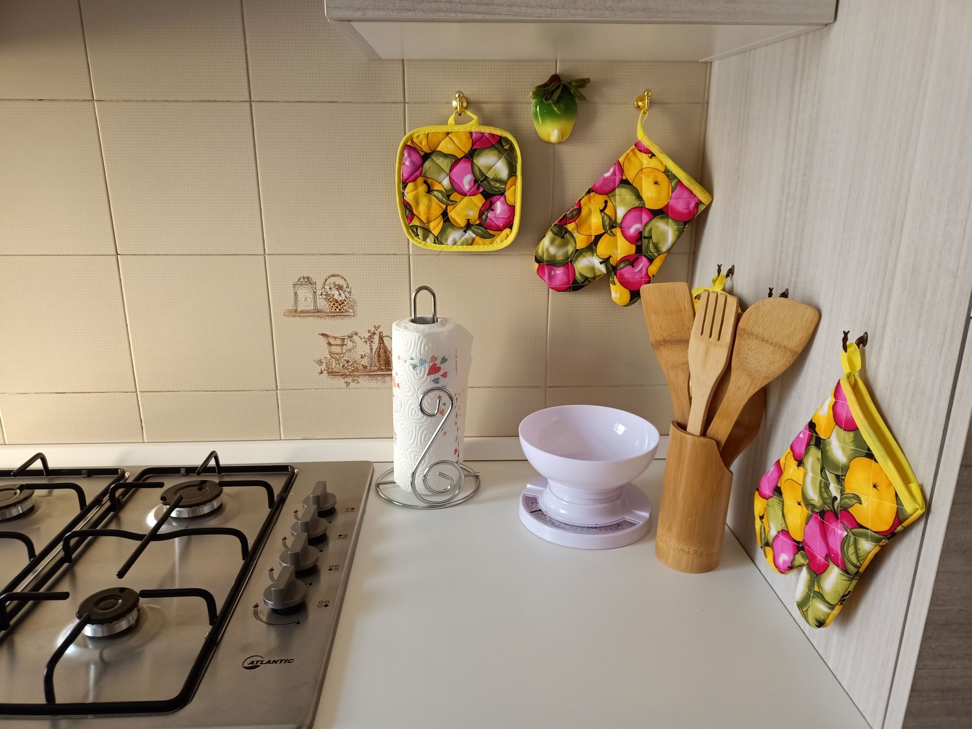 Frigorifero, forno, piano cottura, macchina per tè/caffè