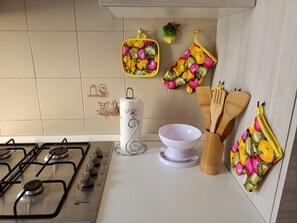 Fridge, oven, stovetop, coffee/tea maker