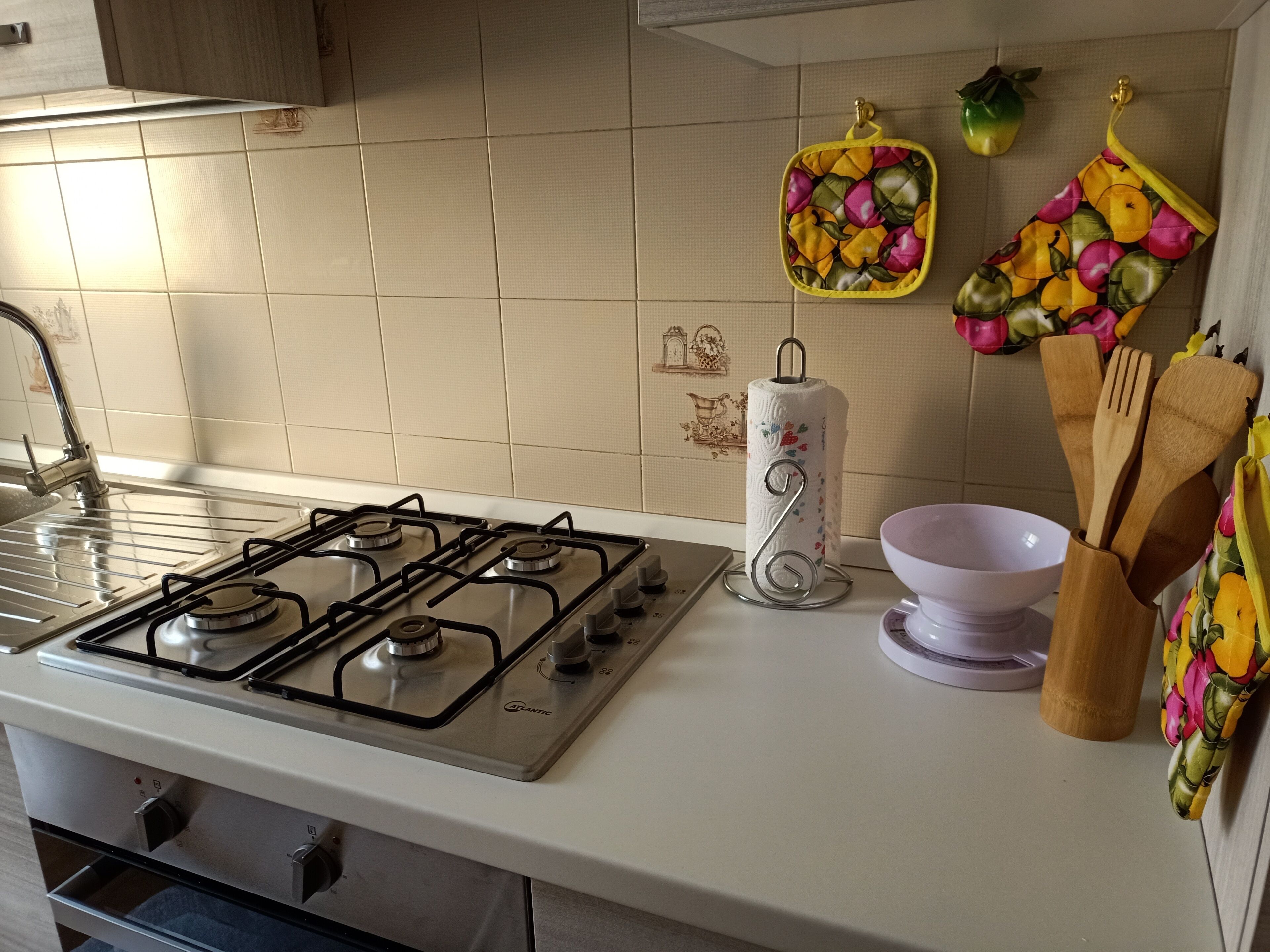 Wasserkocher mit Kaffee-/Teezubehör, Kühlschrank, Ofen, Herdplatte